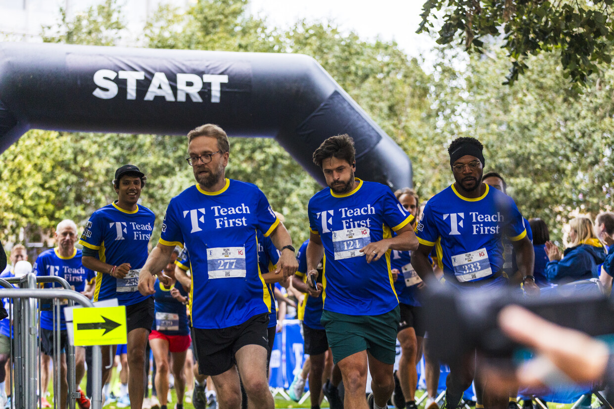 A crowd of runners setting off from the start line